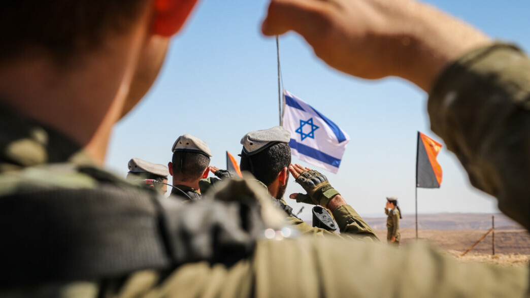 חיילים - גדולים במדים חיילים - גדולים במדים