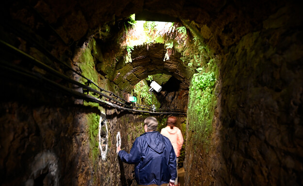 יורדים למערות הרוקפור בעומק אדמה (צילום: איריס לוי)