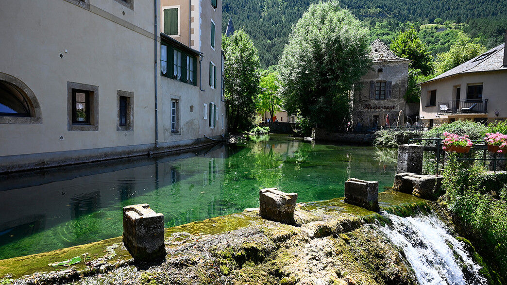 בפלורק הנחל זורם במרכז העיר