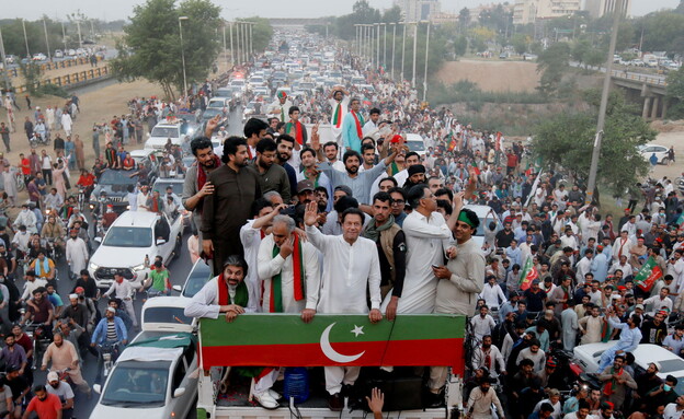 אימראן ח'אן מוביל עצרת תמיכה בו בפקיסטן (צילום: reuters)