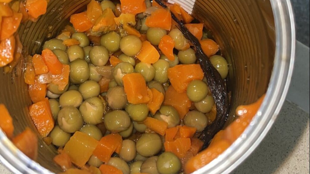 זנב של עכבר נמצא בקופסת שימורים זנב של עכבר נמצא בקופסת שימורים