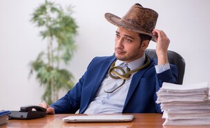 איש עסקים בדמות קאובויי עובד במשרד, Young cowboy businessman  (צילום: Elnur, shutterstock)