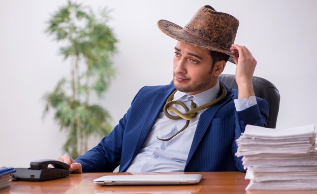 איש עסקים בדמות קאובויי עובד במשרד, Young cowboy businessman  (צילום: Elnur, shutterstock)