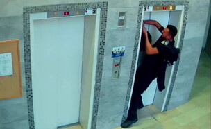 שוטר הציל כלב שרצועתו נתקעה במעלית (צילום: סעיף 27א לחוק זכויות יוצרים)