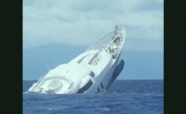 רגע הטביעה של הספינה (צילום: sky news)