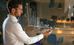 מנהל כספים (CFO) מצייר גרף  (אילוסטרציה: getty images)