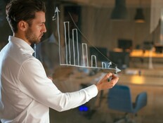 מנהל כספים (CFO) מצייר גרף  (אילוסטרציה: getty images)