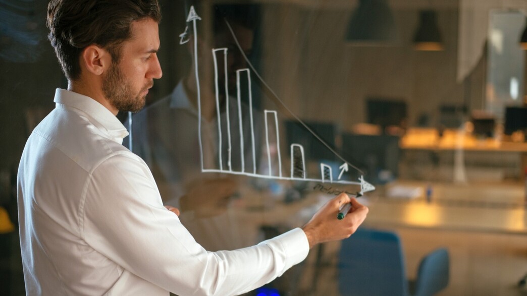 מנהל כספים (CFO) מצייר גרף 