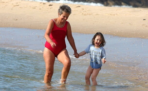 סבתא ונכדתה בחוף אשקלון (צילום: אדי ישראל, פלאש 90)