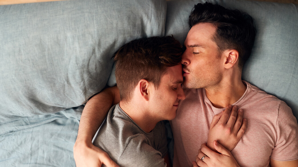 שני גברים מתנשקים (צילום: Monkey Business Images, Shutterstock)