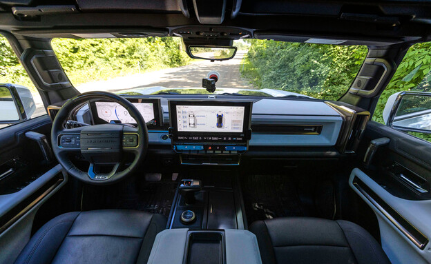 תא הנהג של ההאמר החשמלי (צילום: Jeffrey Sauger and General Motors)