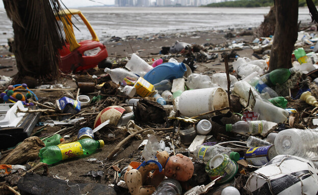 פסולת בסביבה הימית (צילום: Reuters)
