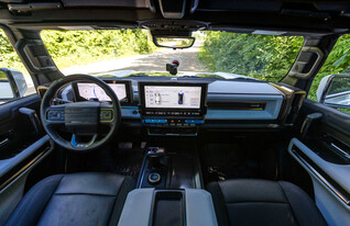 תא הנהג של ההאמר החשמלי (צילום: Jeffrey Sauger and General Motors)