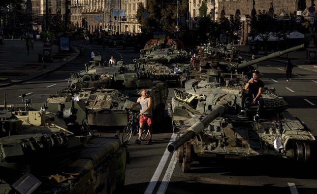 טנקים רוסים נטושים ברחובות קייב (צילום: ap)