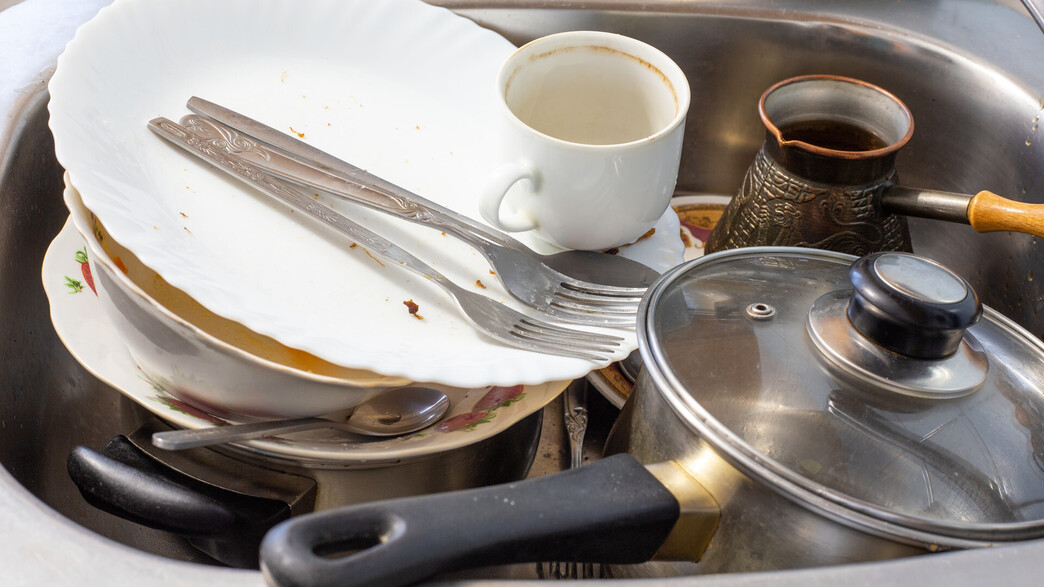 כלים בכיור (צילום: 123RF‏)