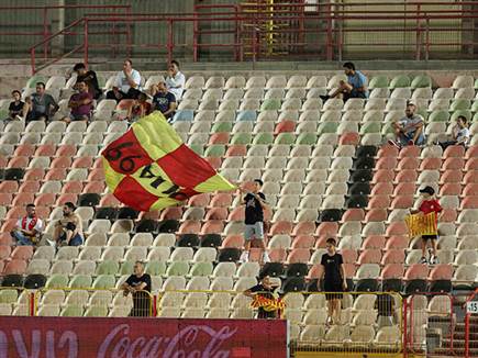אוהדי אשדוד שהגיעו לי"א חייכו בסיום (צילום: לירן מולדובן)