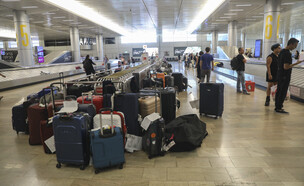 מזוודות אבודות בנתב"ג (צילום: Noam Revkin Fenton, flash90)