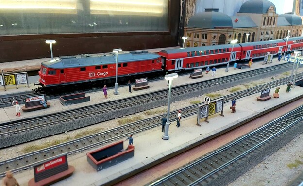 תערוכת הרכבות במתחם התחנה (צילום: אריאלה אפללו)