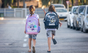 תלמידים עם ילקוט בדרכם לבית הספר (צילום: יוסי אלוני, פלאש 90)