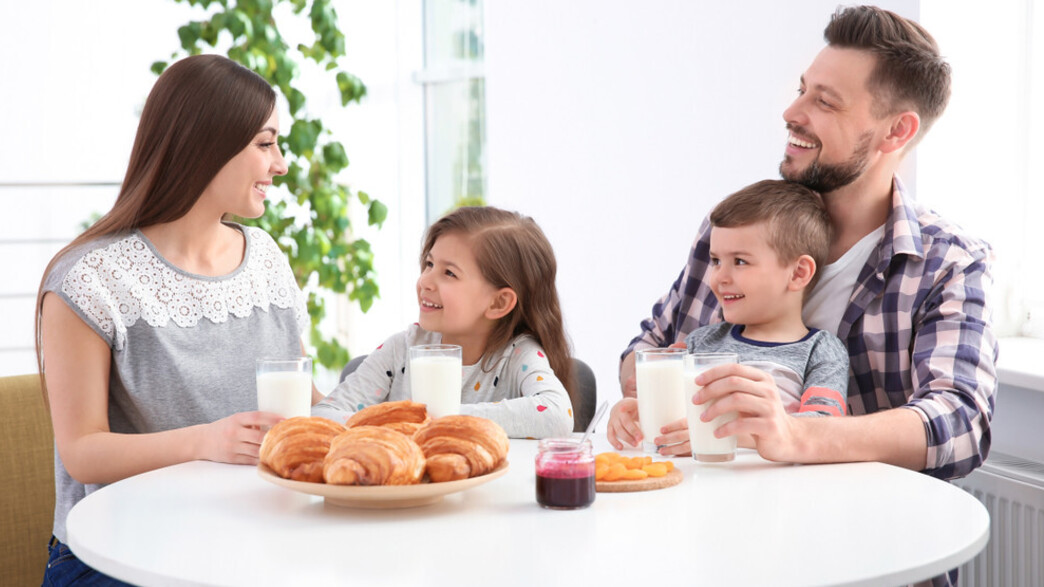 טרה - משפחה שותה חלב