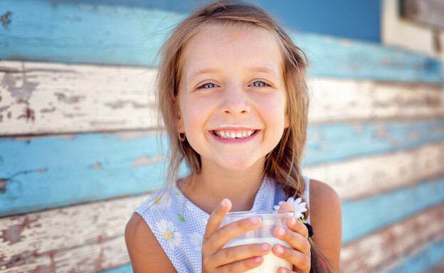 טרה - ילדה עם חלב (צילום: Tania_Kolinko, shutterstock)