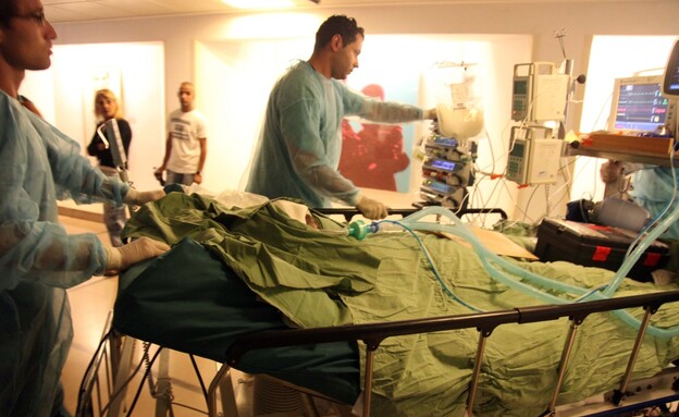 משה סילמן מפונה לבית החולים (צילום: Yossi Zeliger, flash90)