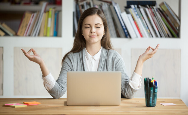 אישה רגועה במשרד (צילום: Shutterstock)