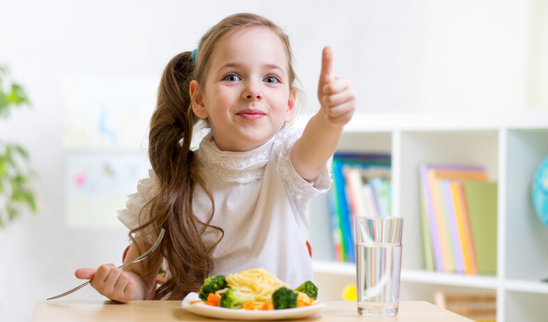 טרה - ילדה אוכלת (צילום: Oksana_Kuzmina, shutterstock)