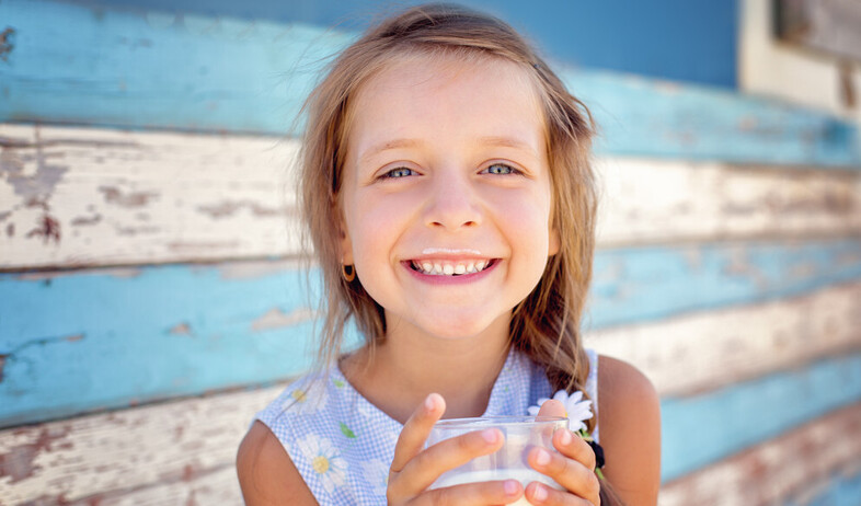 טרה - ילדה עם חלב (צילום: Tania_Kolinko, shutterstock)