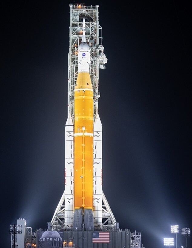 ה-SLS עם האוריון על כן השיגור (צילום: נאס"א)