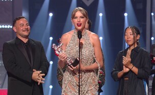 טיילור סוויפט מקבלת פרס בטקס ה-VMA של MTV (צילום: MTV ישראל)