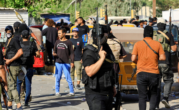 עיראק: חמושיו של מוקתדא א-סדר ברחובות בגדאד (צילום: reuters)