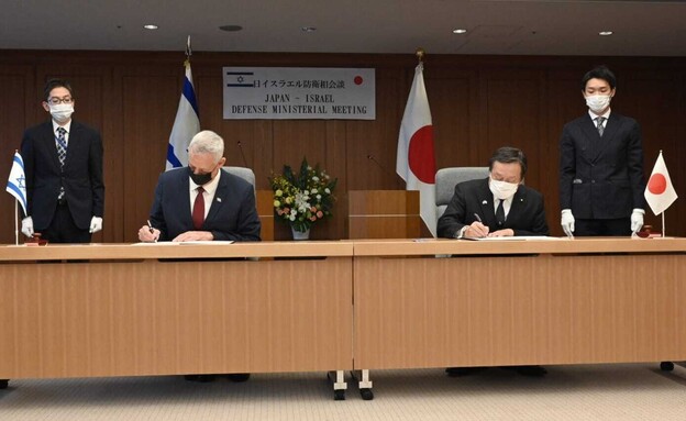 שר הביטחון בני גנץ חתם על הסכם ביטחון עם יפן (צילום: אריאל חרמוני, משרד הביטחון)
