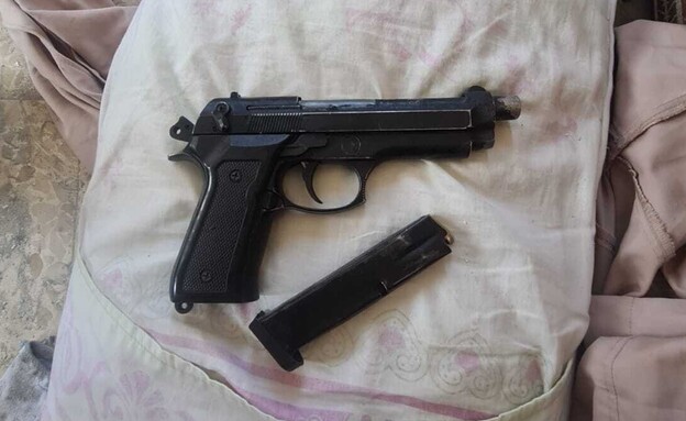 הנשק שהיה למחבלים בביתם (צילום: דוברות המשטרה)