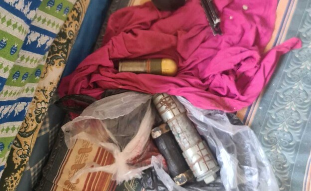 הנשק שהיה למחבלים בביתם (צילום: דוברות המשטרה)