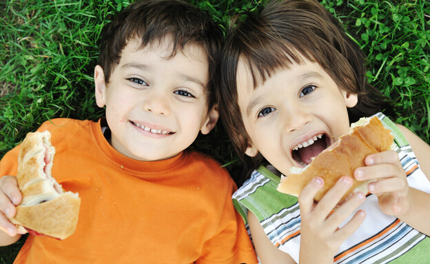 טרה - 2 ילדים אוכלים (צילום: ESB_Professional, shutterstock)