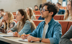 סטודנטים בהרצאה (צילום: Gorodenkoff, shutterstock)