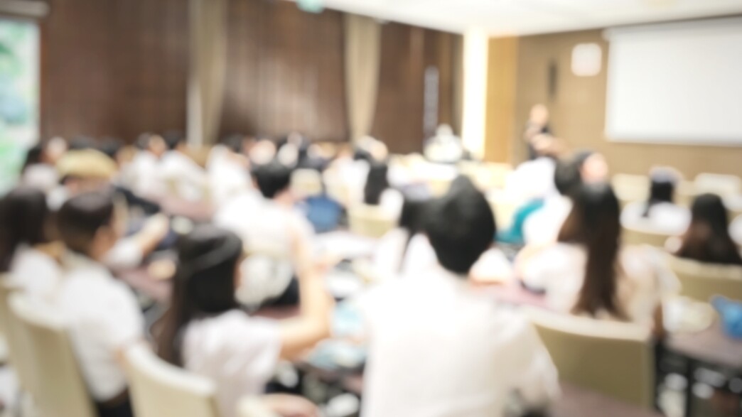 תלמידים יושבים בכיתה תלמידים יושבים בכיתה