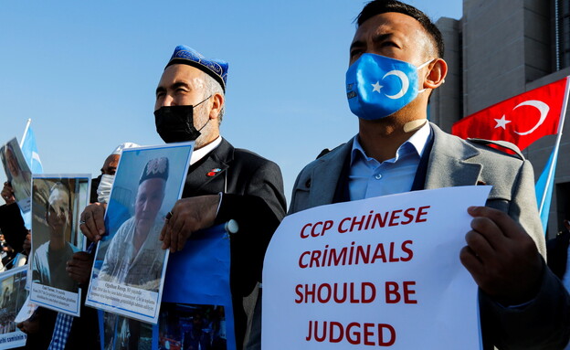 אויגורים מוחים נגד סין מול בית המשפט באיסטנבול (צילום: רויטרס)