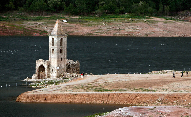הכנסייה שנחשפה בספרד בחסות הבצורת במדינה (צילום: Jasper Juinen, Getty images)