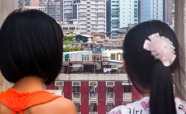 צעירות סיניות מביטות לאופק (צילום: שאטרסטוק)