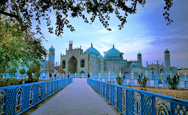 המסגד הכחול במזאר-י שריף אפגניסטן (צילום: Mushtaq B, shutterstock)