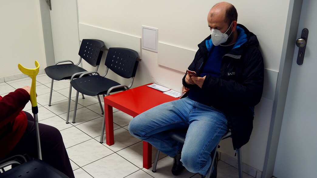 איש ממתין בבית חולים (צילום: shutterstock)