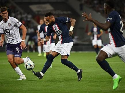 ניימאר מבקיע את השער הראשון (Getty)