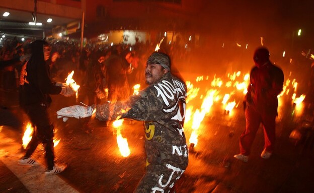 משתתפים בפסטיבל אש באל סלוודור (צילום: רויטרס)