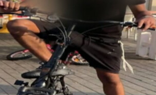 רוכב האופניים הפוגע (צילום: מתוך "חדשות סוף השבוע", קשת 12)