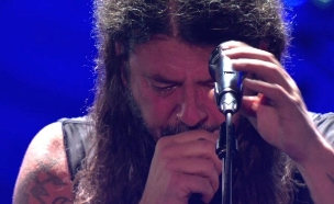 דייב גרוהל מתפרק בבכי (צילום: צילום מסך מיוטיוב )