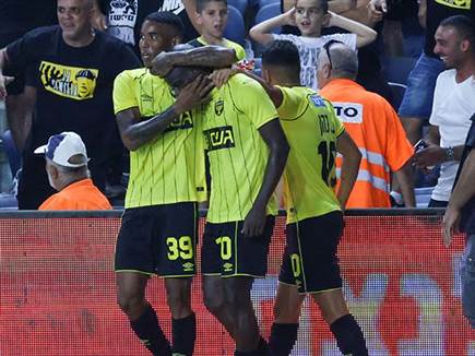 והוביל הצגה בית&quot;רית (צילום: דני מרון)