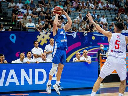 הפרש השיא של פולין קפץ ל-14 ברבע השלישי (FIBA) (צילום: ספורט 5)