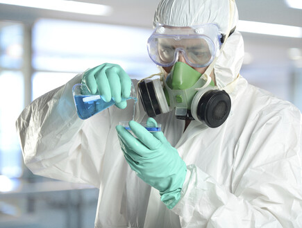 מדען במעבדת חיידקים (צילום: אימג'בנק / Thinkstock)